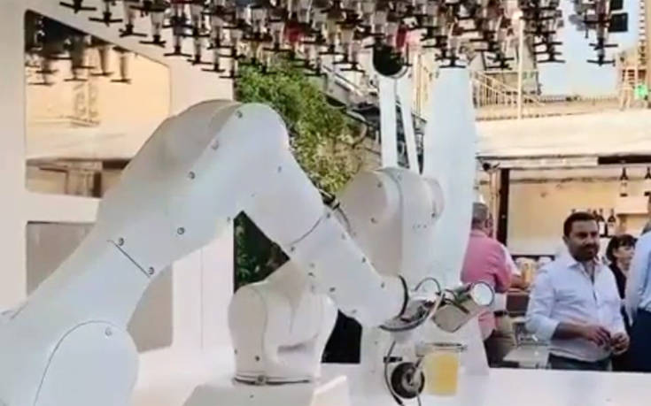 Το πρώτο ρομπότ-μπαρίστα στην Ιταλία πήρε θέση στο Ντουόμο του Μιλάνου – Newsbeast